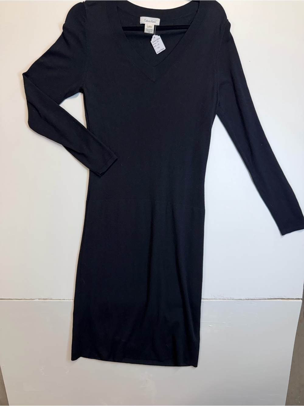 W169 Calvin Klein Solid Black V-Neck Long Sleeve Knit Dress